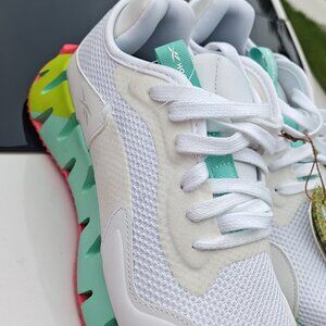 Reebok women's sz 9 shoe New with tags brand new